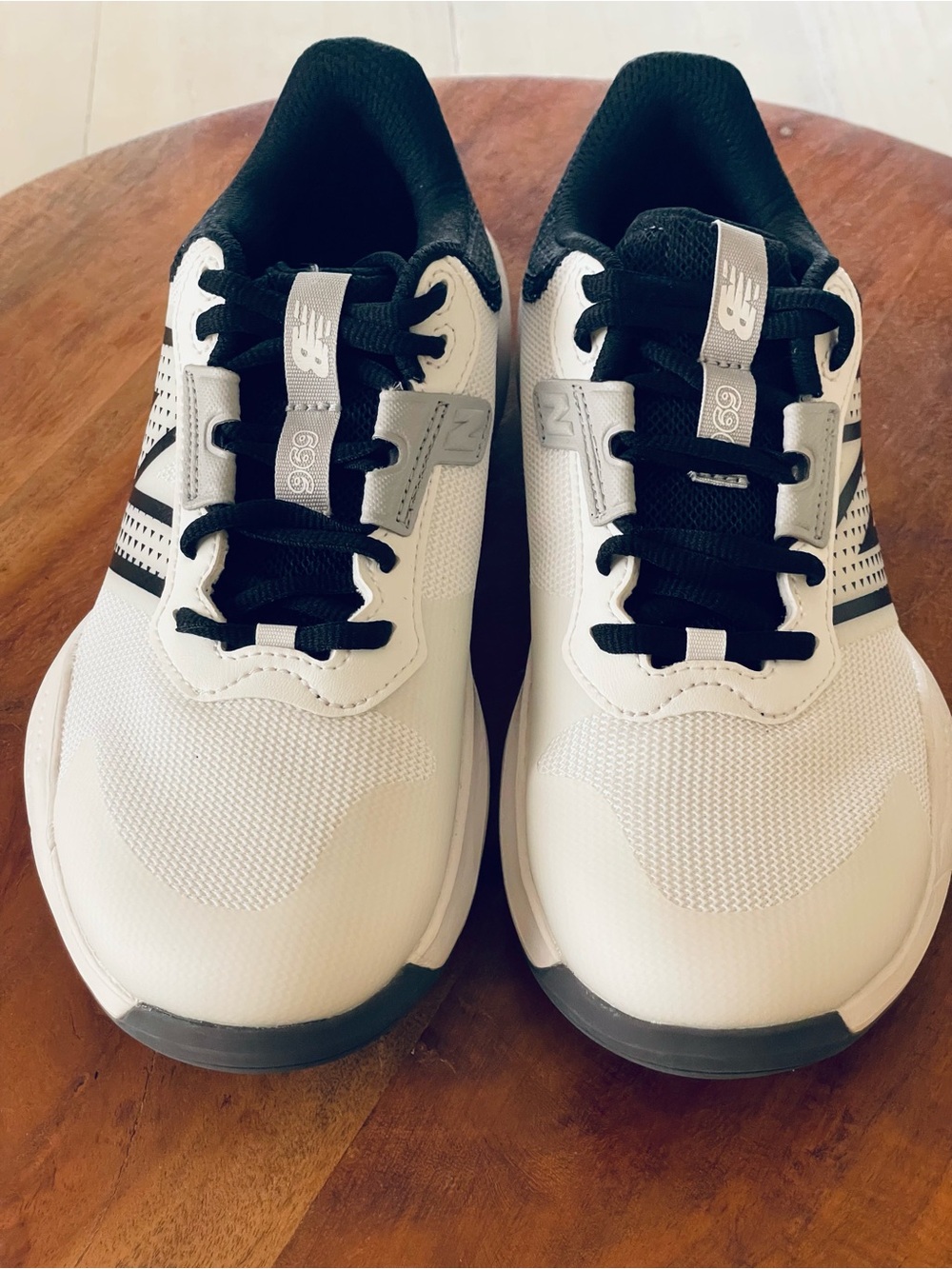 New Balance 696 V6 Women’s Tennis Court Shoes White Black WCH696W6 Size 6.5 NEW